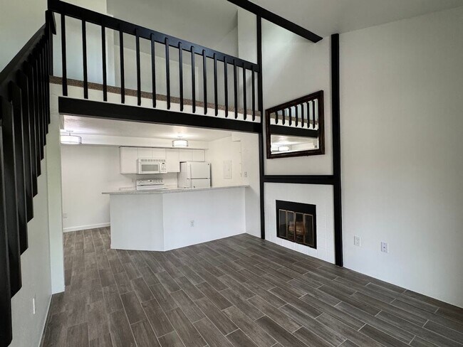 Building Photo - Beautifully Remodled 2 Bed 2 Bath Top Floo...