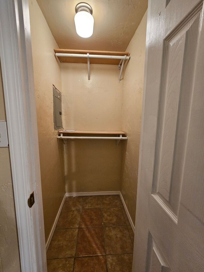Building Photo - (4) Bed/(2) Bath Close to Campus! Avail Ea...