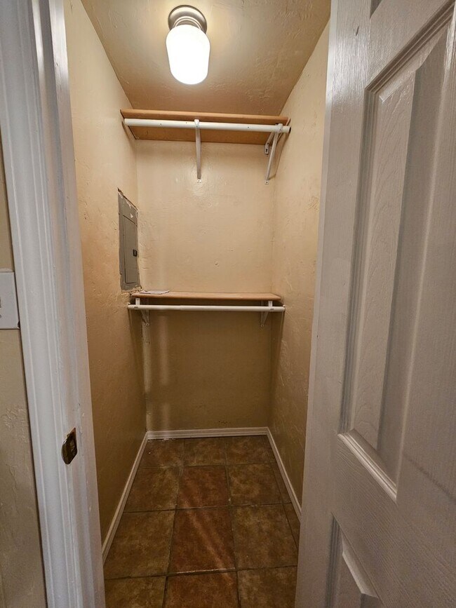 Building Photo - (4) Bed/(2) Bath Close to Campus! Avail NOW!
