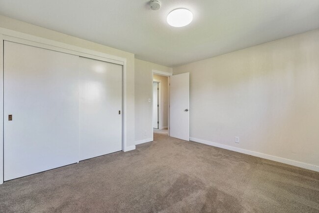 Building Photo - Room to roam! 3 bed, living, dining, den, ...