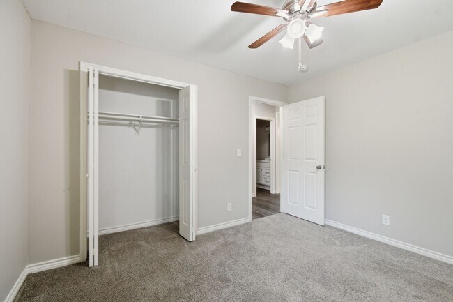 Building Photo - 4 Bedroom 2 Bath + Updated