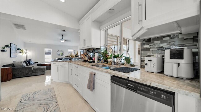 Building Photo - 3730 SE 4th Ave