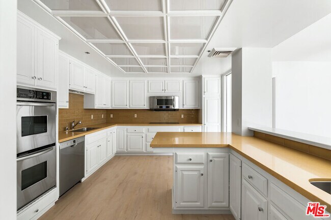 Building Photo - 10550 Wilshire Blvd