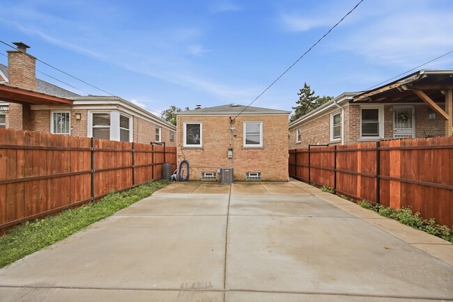 Building Photo - 6230 W Foster Ave