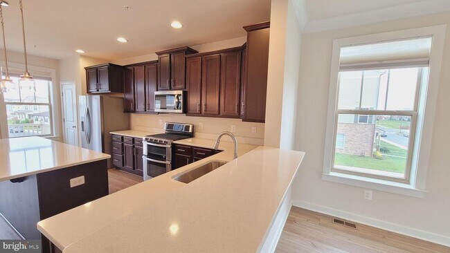 Building Photo - 9001 Shady Pines Dr