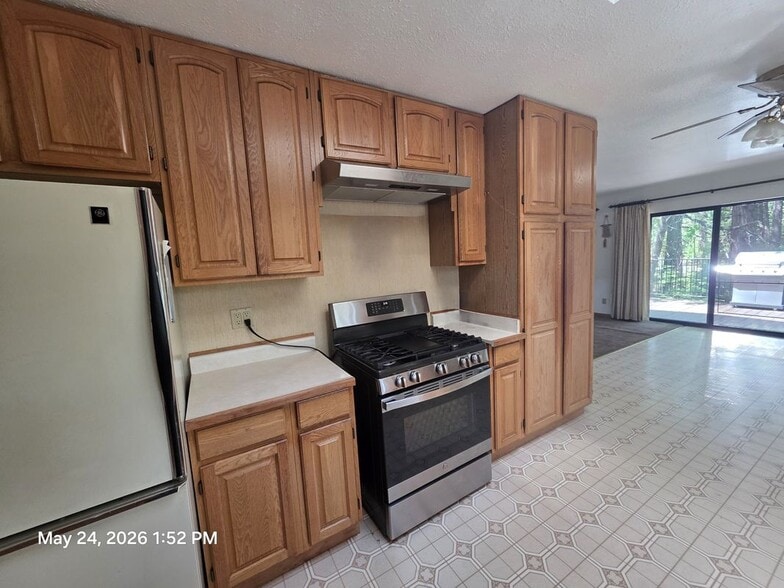 Building Photo - 1335 W Scenic Dr