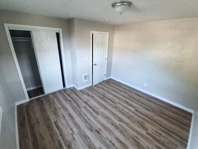 Building Photo - 515-545-545 22nd St SE
