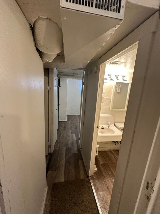 Building Photo - AJE1825