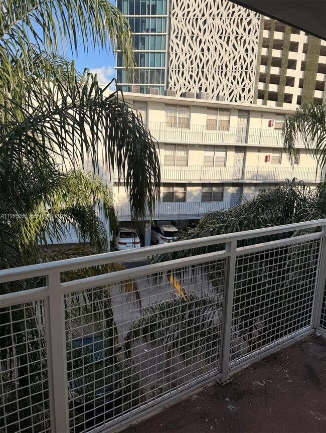 Building Photo - 1610 NW N River Dr