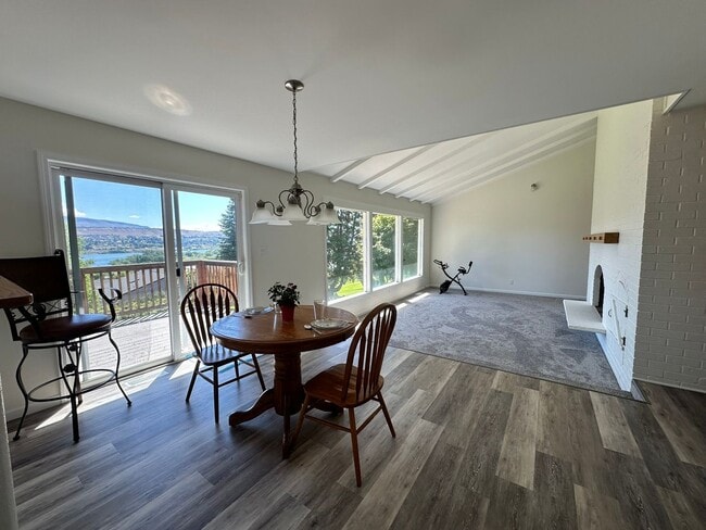 Building Photo - Stunning 3 Bedroom and 3 Bathroom Home, La...