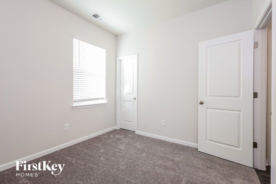 Building Photo - 901 Birchcrest Wy