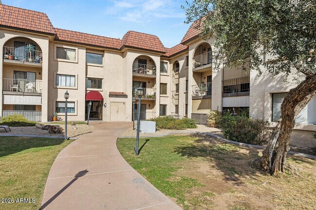 Building Photo - 3033 E Devonshire Ave