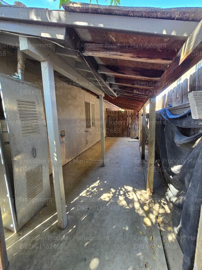 Building Photo - 1142 8th Pl