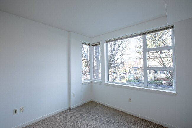 Building Photo - Sweet + secure 1/1 condo with parking, extra storage room