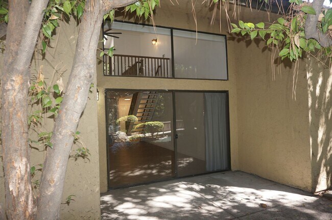 Building Photo - Wonderfully Remodeled 1 Bedroom with Stunn...