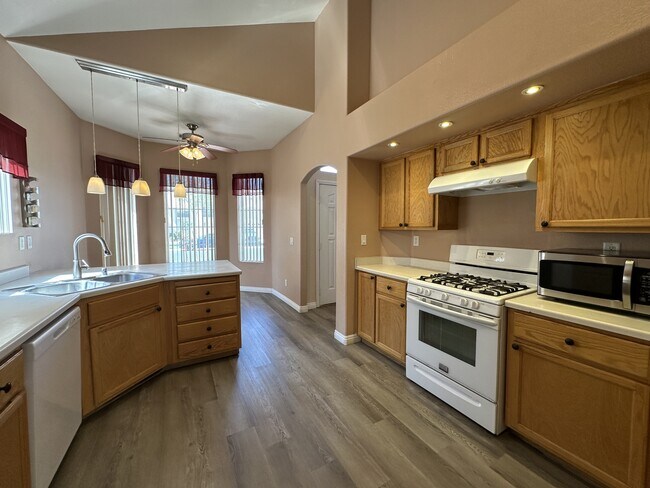 Building Photo - 903 Sterling Thorn Ct