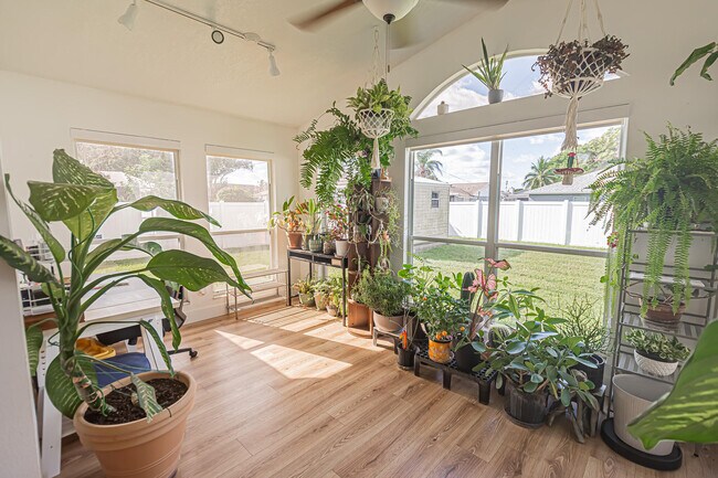 Building Photo - 526 SW Dairy Rd