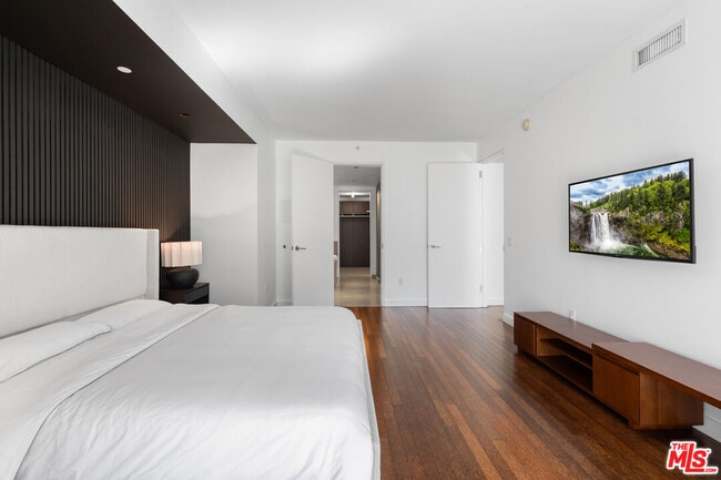 Building Photo - 6250 Hollywood Blvd