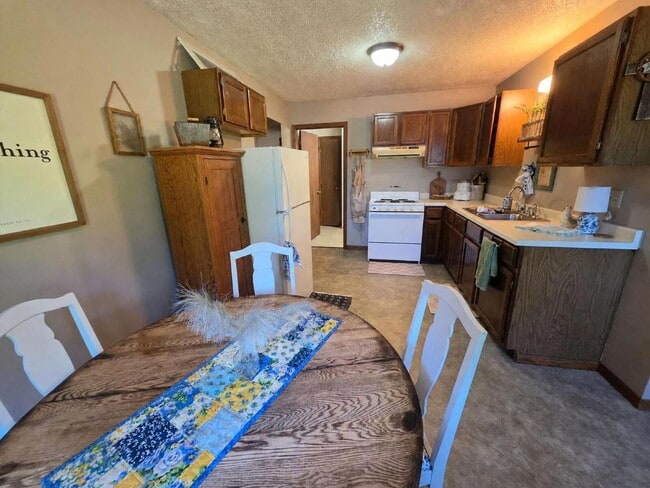 Building Photo - 2 Bedroom, 1 Bathroom with Attached Garage & Patio