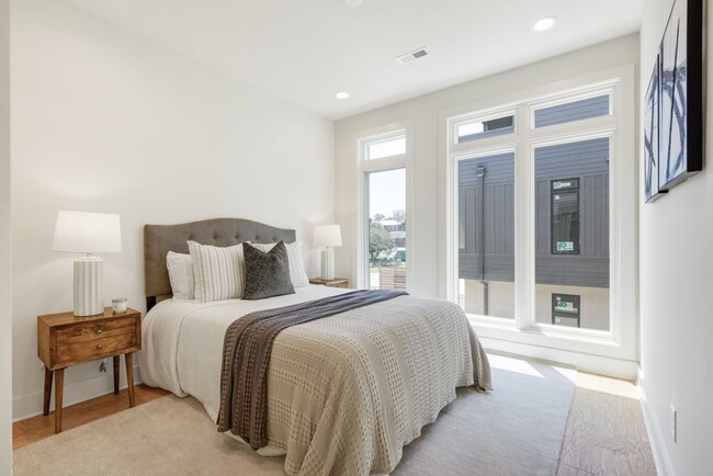 Building Photo - Stunning Salemtown Townhome!