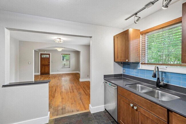 Building Photo - 4315 Bellvue Ave