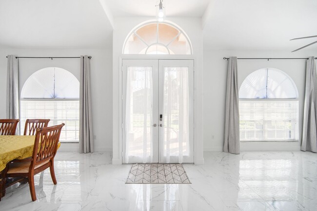 Building Photo - Enjoy the luxury living in Kingshyre, a hi...