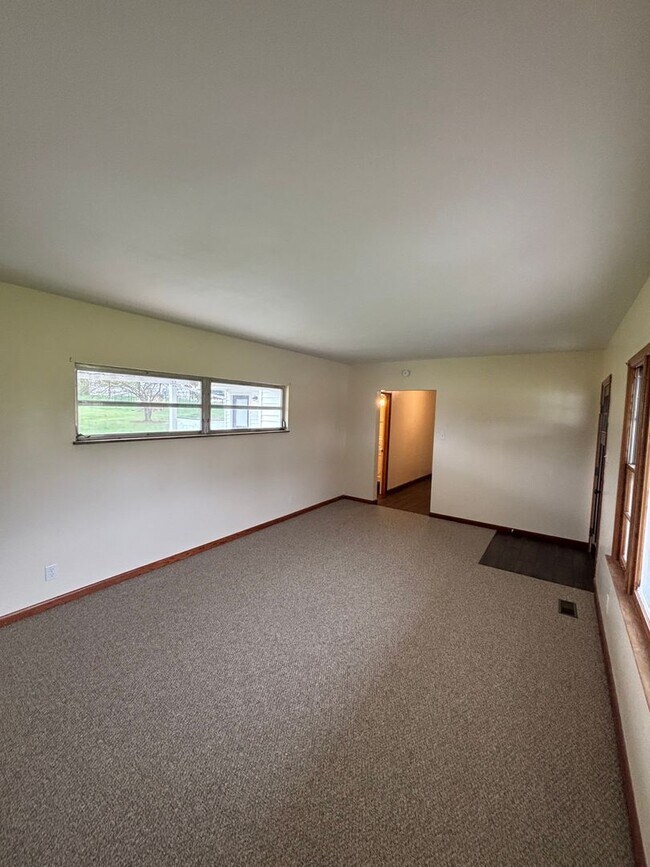 Building Photo - Newly Remodeled rancher in Halls