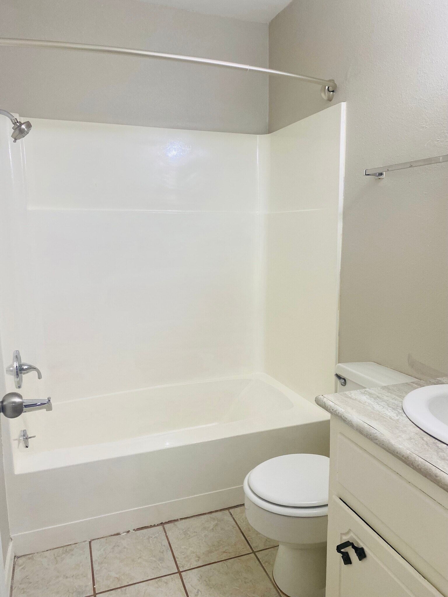 Guest Bathroom in hall between bedrooms #2 & #3 - 823 Hardy Springs Cir