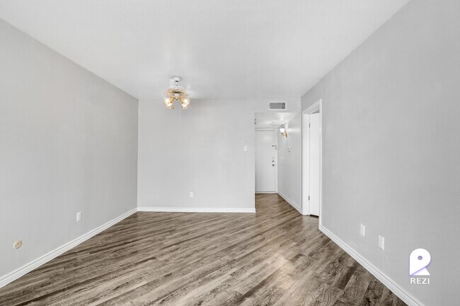 Building Photo - 4400 Memorial Dr