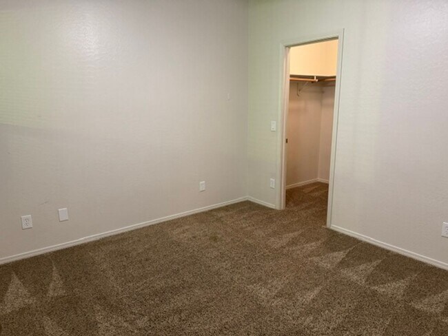 Building Photo - 4964 Summit Cir