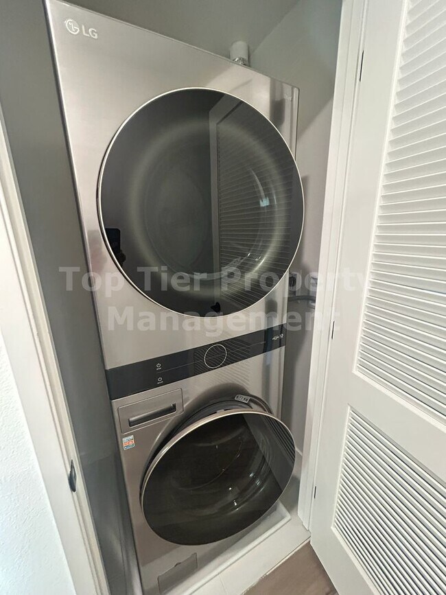 Building Photo - ***Gorgeous 2 bed / 2.5 bath / 1,083 sqft Townhouse in New Citro Community of Fallbrook - Availab...