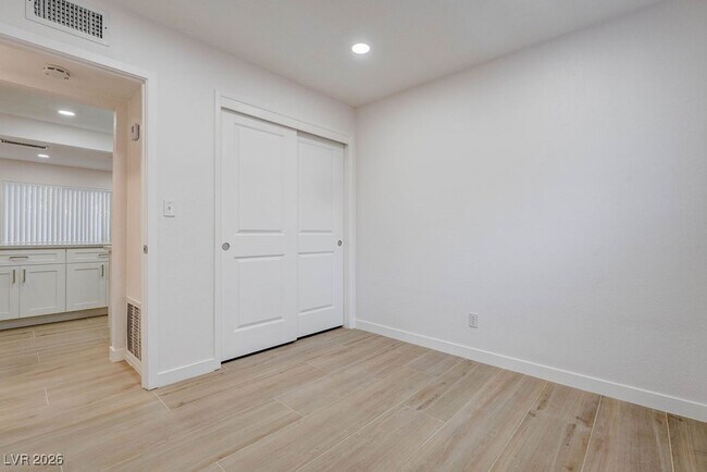 Building Photo - 342 S Water St