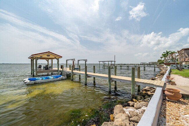 Building Photo - Gorgeous Riverfront 3/2 with dock!!