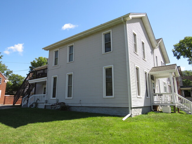 Building Photo - 304 E Main St