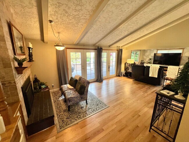 Building Photo - Available Oct. 3rd- Gorgeous Home w/Lots o...