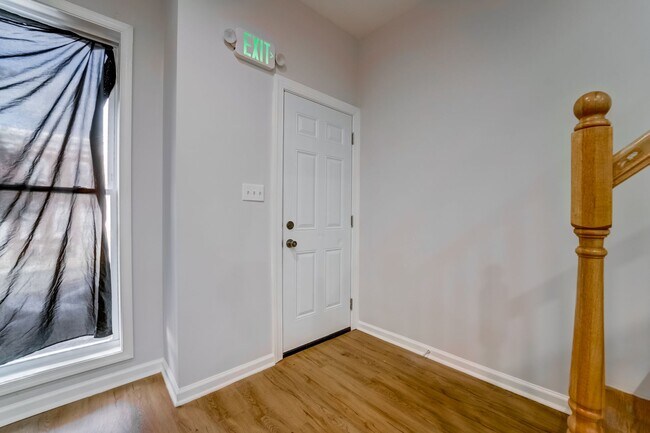 Building Photo - Beautifully Updated Townhome in Prime Loca...