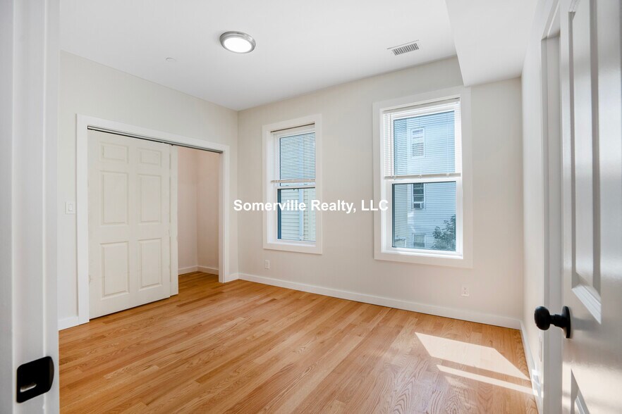 Primary Photo - 27 Linden St