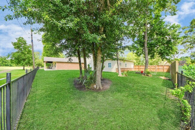 Building Photo - 2011 Halyard Dr