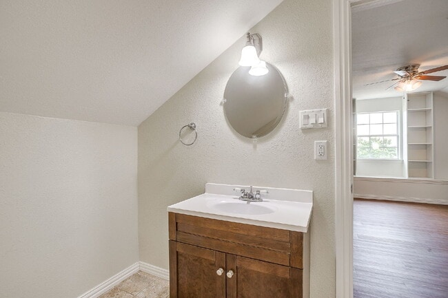 Building Photo - Updated Duplex in Weatherford