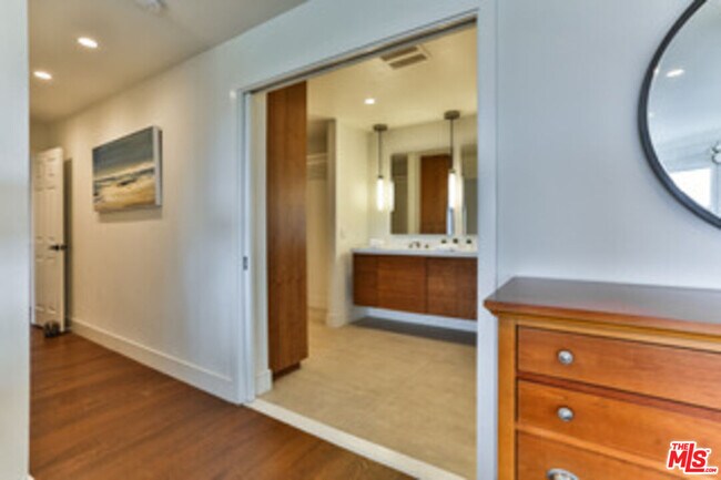 Building Photo - 218 Montreal St