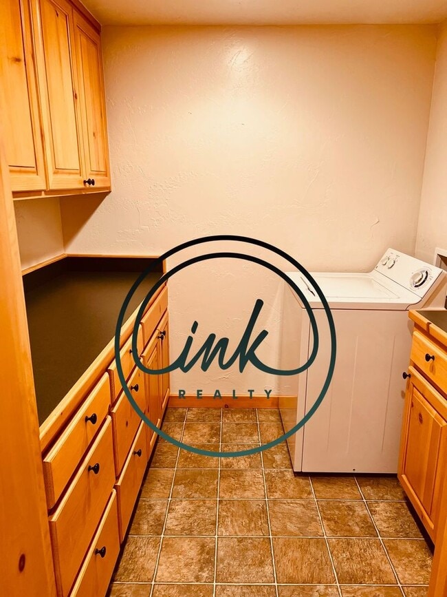 Building Photo - Charming Cabin-Style Home with Stunning To...