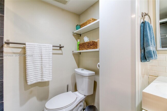 Building Photo - 3095 N Oakland Forest Dr