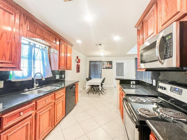 Building Photo - 5715 Ladonia St