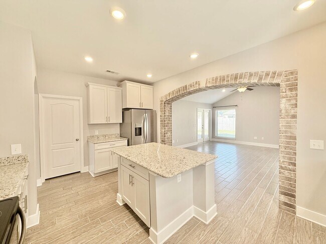 Building Photo - Spacious 3-Bedroom Home - Stonechase