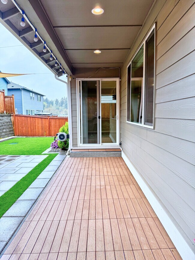 Building Photo - Seven Seven Oaks St SE