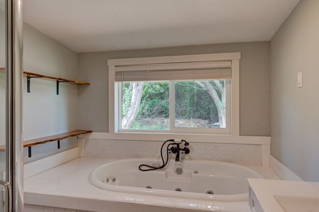 Building Photo - 2 Bed 2 Bath Country Home with Penn Cove View on 2.5 Acres