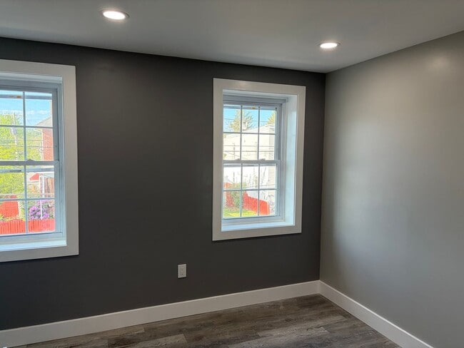 Building Photo - Fully Renovated 2 Bed 1 Bath Townhouse Style Row Home Now Available