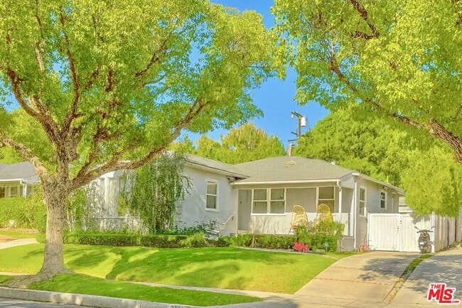 Primary Photo - 2036 Hillsboro Ave