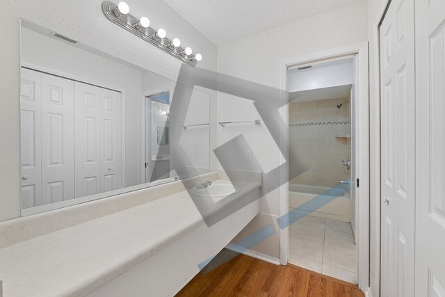 Building Photo - Spacious 2 bedroom 1.5 Bath Now Available - Pine Hills