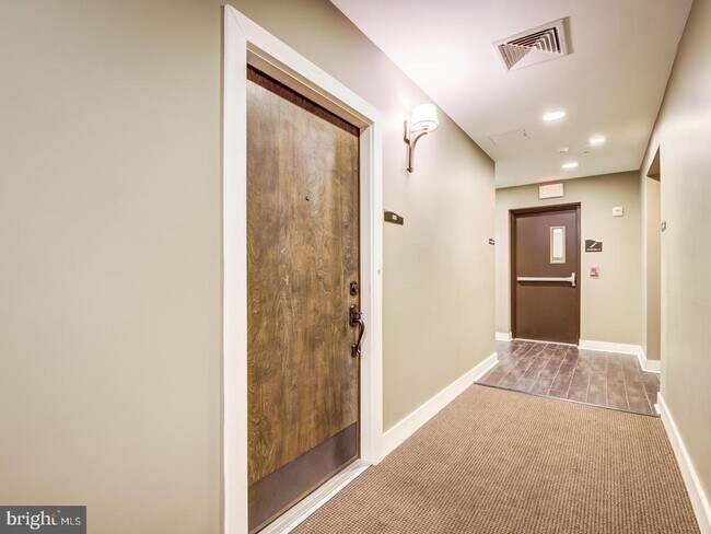 Building Photo - 1107 S Walter Reed Dr